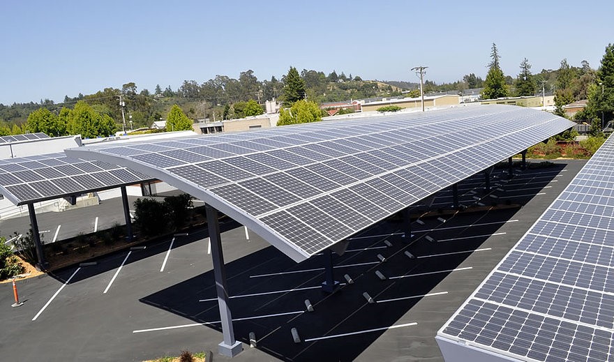 Carport solar: como funciona o estacionamento que gera energia solar